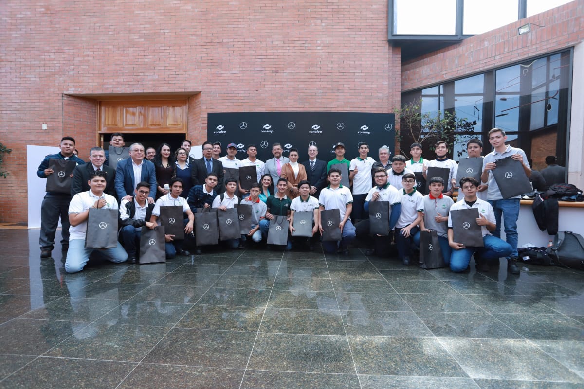 Mercedes Benz y Conalep firmaron un convenio que beneficiará a 27 becarios para adentrarse en la industria automotriz. FOTO: conalep.edu.mx