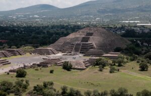 Si piensas visitar Teotihuacán, asegúrate de programar bien tu ruta, gastos y tiempos para evitar dificultades / imagen: freepik.es