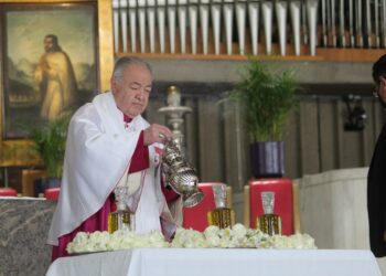 Recepción De los Santos Óleos en la Basílica de Guadalupe.