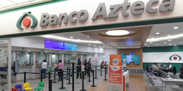 Supuestos trabajadores de Banco Azteca acuden a entregar premios en especie falsos.