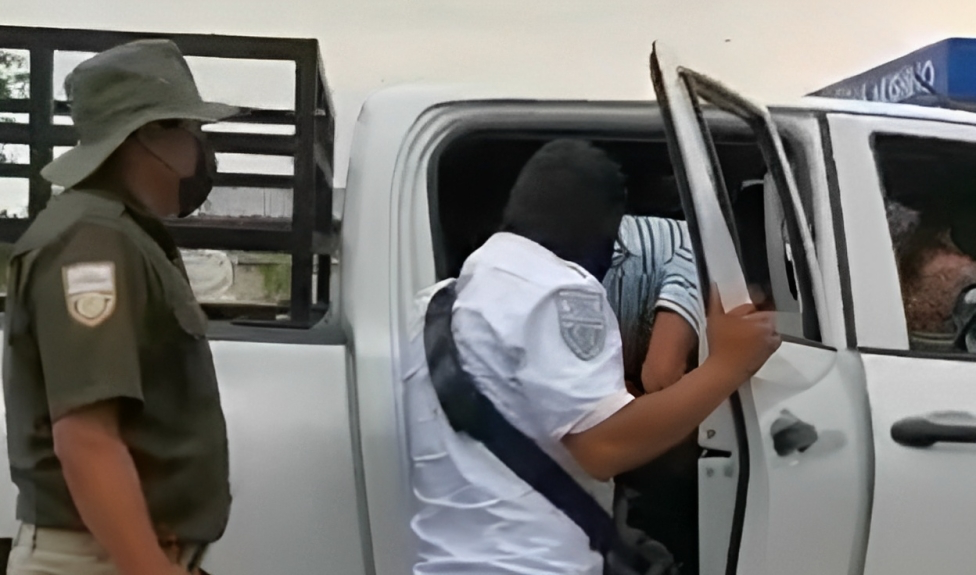 INM rescata a migrantes de una camioneta de servicio particular en Chiapas.