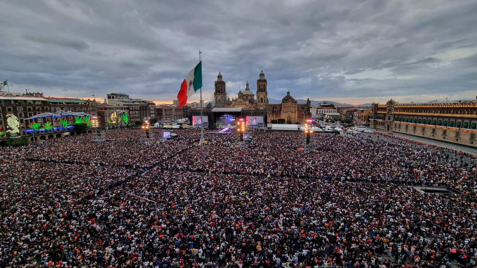 En septiembre de 2022, Grupo Firme se presentó en el Zócalo y rompió el récord con 280 mil espectadores. FOTO: Twitter