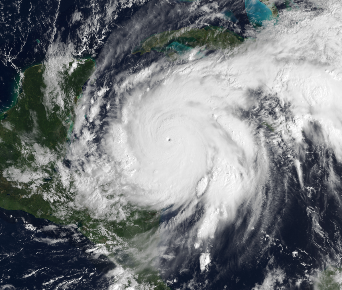 Huracán Wilma antes de tocar tierra en Cancún y Playa del Carmen Foto: NOAA
