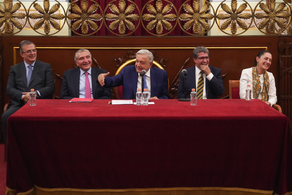 Los cuatro presidenciables de Morena asisten a un evento en Palacio Nacional. Imagen: Twitter.