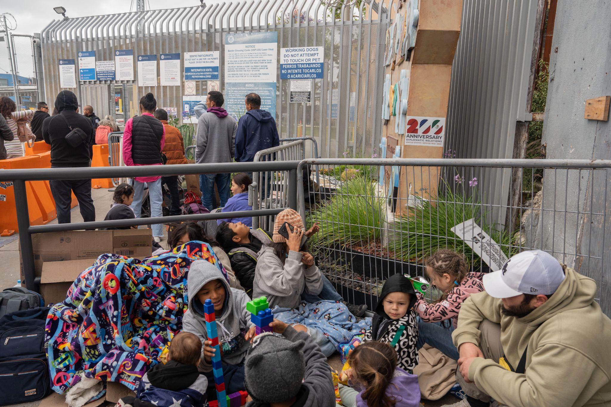 Migrantes de diferentes nacionalidades esperan su cita en un campamento improvisado afuera de la Garita de San Ysidro, Tijuana, México. Foto: Aimee Melo