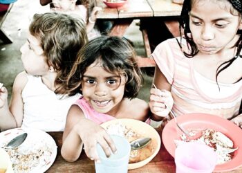 Para mejorar los resultados de aprendizaje hay que entender mejor las  realidades de la vida escolar  de los niños pobres, que igual que todos, tanto más aprenderán cuando no padezcan hambre, enfermedad y violencia. Foto: Pixabay.