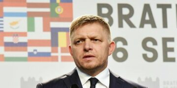 Tras un período de resistencia liberal al autoritarismo y a la corrupción, puede ocurrir que el archipopulista putinista Robert Fico  regrese al poder  en la próxima elección adelantada. Tal vez más que de  backsliding  habría que hablar de  careening  (bamboleo), término que proponen Hanley y Cianetti para expresar una trayectoria zigzagueante y a menudo impredecible. Foto: Wikimedia.