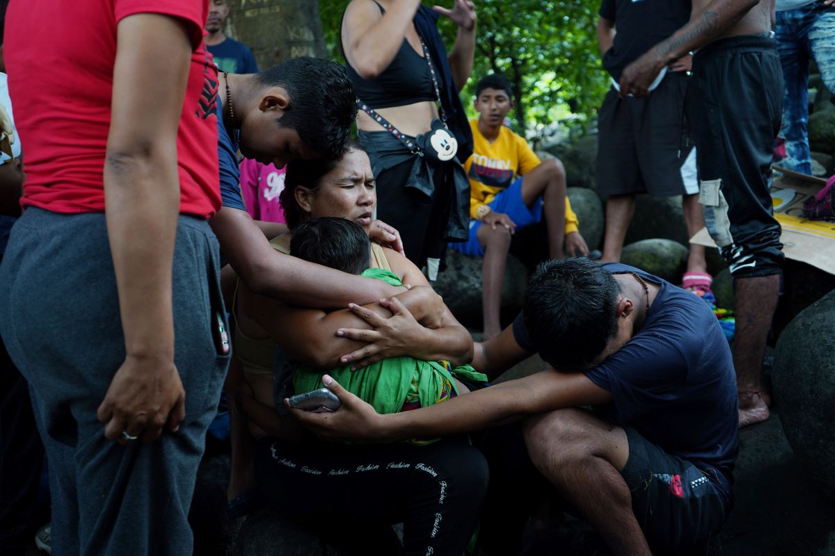 Una mujer abraza a su hijo en un campamento de migrantes improvisado en la ciudad de Tapachula, en el estado de Chiapas. Foto: Alicia Fernández.