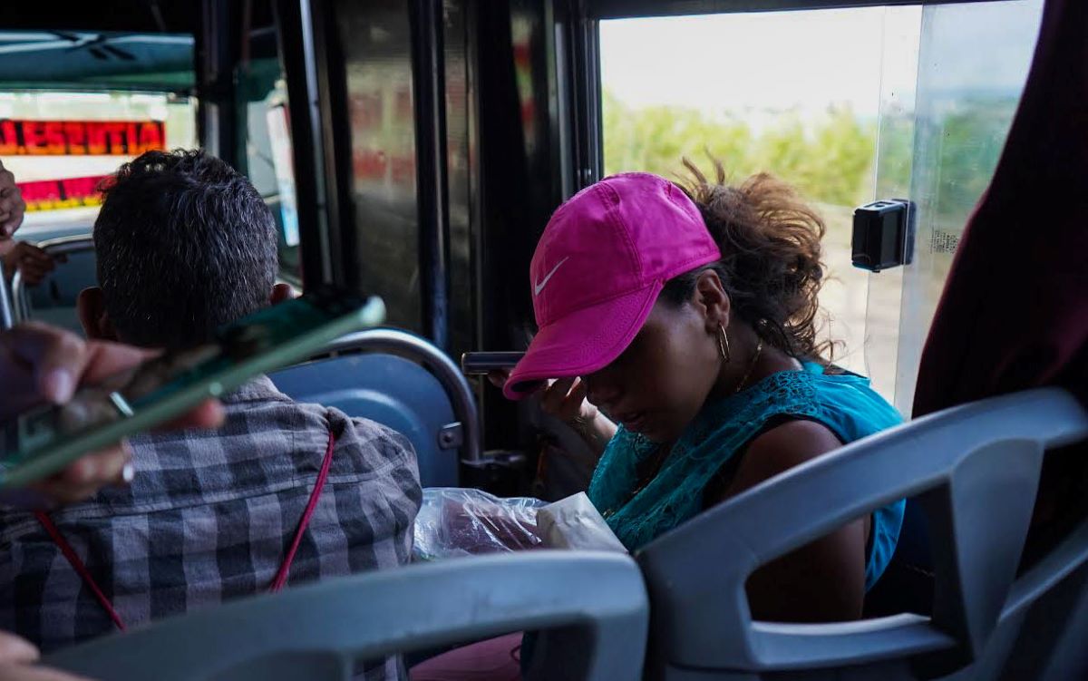 Jamie, migrante hondureña embarazada, se dirige en camión desde la estación del tren donde ha dormido los últimos días a un refugio en Coatzacoalcos, Veracruz. Foto: Alicia Fernández.