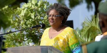 La Iniciativa Bridgetown original – defendida por la Primera Ministra de Barbados,    Mia Amor Mottley ,    y su asesor climático, el economista    Avinash Persaud    – se centró en la emisión de derechos especiales de giro (DEG, el activo de reserva del FMI). Foto: Wikimedia.