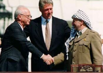 El apretón de manos que se dieron en 1993 Rabin y Arafat alentó esperanzas de que la paz entre Israel y Palestina fuera posible. Pero treinta años después, la solución de dos estados se ha vuelto casi imposible. Foto: Wikimedia.