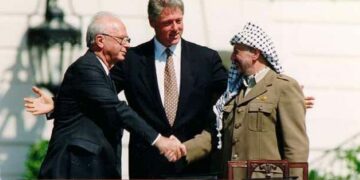 El apretón de manos que se dieron en 1993 Rabin y Arafat alentó esperanzas de que la paz entre Israel y Palestina fuera posible. Pero treinta años después, la solución de dos estados se ha vuelto casi imposible. Foto: Wikimedia.