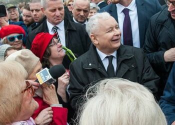 Después de que se cerraron las urnas y el resultado fue claro, el líder del PiS, Jarosław Kaczyński, saludó a sus seguidores el domingo por la noche declarando : “¡Hemos ganado las elecciones parlamentarias! ¡El tercero consecutivo! Lo que siguió fue aún más siniestro: Polonia, advirtió Kaczyński, se enfrentaba a “días de combates o tensiones de diversos tipos”. Foto: Wikimedia.