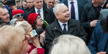 Después de que se cerraron las urnas y el resultado fue claro, el líder del PiS, Jarosław Kaczyński, saludó a sus seguidores el domingo por la noche declarando : “¡Hemos ganado las elecciones parlamentarias! ¡El tercero consecutivo! Lo que siguió fue aún más siniestro: Polonia, advirtió Kaczyński, se enfrentaba a “días de combates o tensiones de diversos tipos”. Foto: Wikimedia.