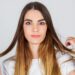 ¿Alguna vez te has preguntado cómo se llama la raya que divide el cabello? Aquí te compartimos la información | Foto: Freepik.