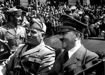 Inspirado por Benito Mussolini, que había sido nombrado primer ministro de Italia tras la “Marcha sobre Roma” de los fascistas italianos en octubre de 1922, el golpe de Estado nazi había comenzado la noche anterior. Aproximadamente a las 8 de la tarde del 8 de noviembre, Hitler y sus partidarios armados irrumpieron en un mitin político en una gran cervecería de Múnich. Foto: Wikimedia.