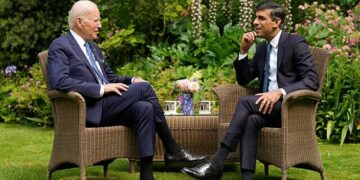 Tanto el código de conducta del G7 como la orden ejecutiva de Biden se refieren sólo de pasada a la necesidad de proteger a las poblaciones de las amenazas químicas, biológicas y nucleares generadas por la IA. Y el Primer Ministro del Reino Unido, Rishi Sunak, no mencionó en absoluto la grave amenaza que plantean las aplicaciones de IA relacionadas con armas nucleares, incluso cuando declaró que en la Cumbre de Seguridad de la IA se había llegado a un entendimiento compartido de los riesgos que plantea la IA. Foto: Wikimedia.