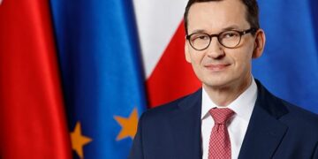  Inicialmente, Mateusz Morawiecki, su predecesor del partido populista de derecha Ley y Justicia (PiS), había sido reelegido por el presidente Andrzej Duda, en deuda con el PiS, con el pretexto de formar un gobierno. Como era de esperar, no logró ganar un voto de confianza en el parlamento. Foto: Kancelaria Premiera. Wikimedia.