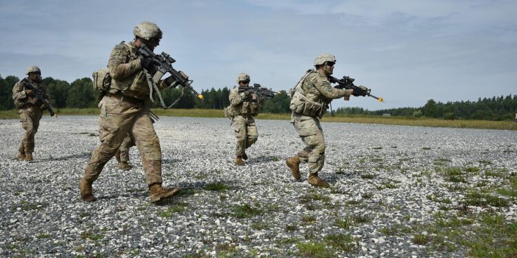 Para que Ucrania pueda seguir defendiéndose –y tener posibilidades de ganar la guerra– Estados Unidos y Europa deben proporcionar más armas y apoyo, incluida cobertura aérea. Lo más importante es que no deben olvidar que Ucrania está luchando por valores occidentales compartidos. Foto: Pixabay.