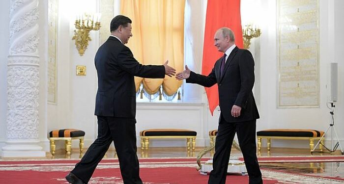 Putin declaró que los rusos y los chinos son “ hermanos para siempre ” (en referencia a una canción compuesta para la visita de Mao a Moscú) y afirmó que esto se ha convertido en una especie de “eslogan” en Rusia. Foto: Creative Commons Atribución 4.0 Internacional. Kremlin.ru. Wikimedia.