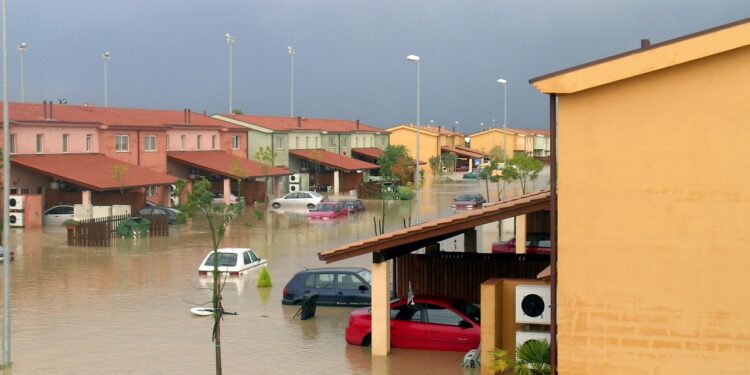 Las condiciones climáticas extremas, especialmente las inundaciones y las sequías, aumentarán la propagación de enfermedades infecciosas como el cólera y la fiebre tifoidea transmitidas por el agua, así como la resistencia a los medicamentos. Foto: Pixabay.