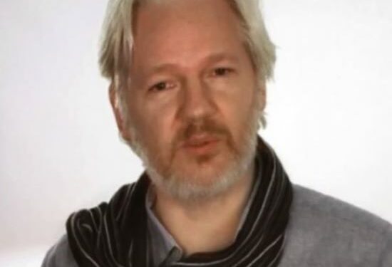 Assange no eligió lanzar WikiLeaks y revelar secretos de Estado para darle un poco de sabor a su vida. Lo hizo porque no podía haber hecho otra cosa. Por esa razón, sospecho que es un hombre feliz, a pesar de todo el sufrimiento que ha soportado. Foto: Wikimedia.