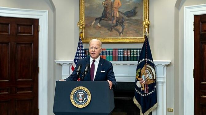 Biden ha ofrecido una visión para resolver este espinoso problema, destacando, en particular, la Ley de Reducción de la Inflación y una estrategia para descongestionar las cadenas de suministro. Foto: Wikimedia.