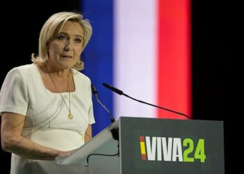 Si Le Pen quiere convertirse en presidenta en 2027, debe demostrar que Agrupación Nacional puede gobernar de manera competente, y esto puede requerir una coalición con fuerzas más moderadas. Foto: Wikimedia.