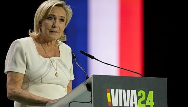 Si Le Pen quiere convertirse en presidenta en 2027, debe demostrar que Agrupación Nacional puede gobernar de manera competente, y esto puede requerir una coalición con fuerzas más moderadas. Foto: Wikimedia.