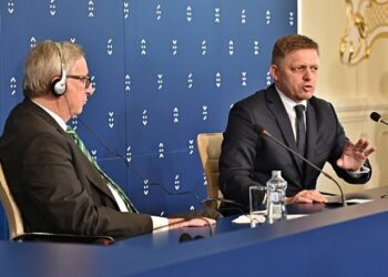 Hace apenas dos meses, el primer ministro eslovaco, Robert Fico, resultó seriamente herido después de recibir cuatro disparos de corta distancia, lo que pone de manifiesto el peligro que plantea el resurgimiento de la violencia política en todo el mundo. Foto: Wikimedia.