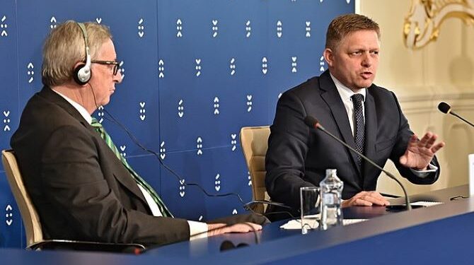 Hace apenas dos meses, el primer ministro eslovaco, Robert Fico, resultó seriamente herido después de recibir cuatro disparos de corta distancia, lo que pone de manifiesto el peligro que plantea el resurgimiento de la violencia política en todo el mundo. Foto: Wikimedia.