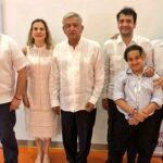 Andrés Manuel López Beltrán y su familia durante las elecciones de 2018