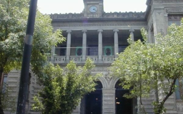 La administración del Museo de geología está a cargo de la UNAM, institución que, con el apoyo de jóvenes universitarios de la Facultad de Ciencias, ofrece visitas guiadas a los interesados en conocer este Museo. Foto: https://sic.gob.mx/ficha.php?table=museo&table_id=692