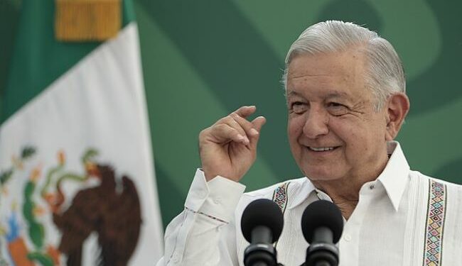 Mientras el enojo y la frustración sigue devorando a algunos medios, comentaristas y actores sociales y políticos, el México que deja Andrés Manuel López Obrador sube 11 escalones en el ranking mundial de la felicidad, ocupando el lugar 25. Foto: Wikimedia.