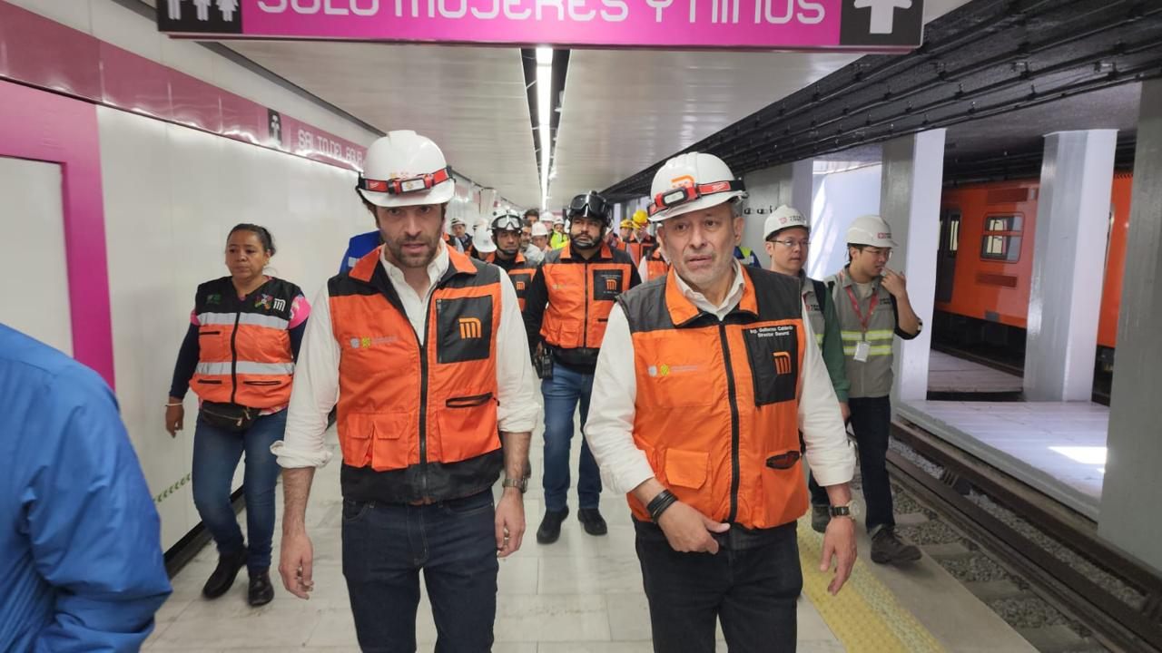 Andrés Lajous y Guillermo Calderón en una inspección a las obras de la Línea 1 del Metro