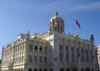 Se estima que en la actualidad hay unos 15.000 cubanos , pero en el pasado esa cifra llegó a 30.000 . Estos trabajadores tienen la misión de proteger a Maduro de los golpes de Estado, como hicieron con Chávez, en gran medida vigilando al ejército venezolano de arriba abajo. Foto: Pixabay.