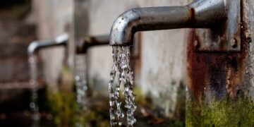 La promesa de los mercados del agua reside en su potencial para abordar la escasez incentivando la conservación y la eficiencia, pero no se pueden ignorar los riesgos que plantean, especialmente para la equidad y la sostenibilidad ambiental. Foto: Pixabay.