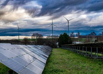 En el futuro previsible, la mayor parte de la energía sin emisiones de carbono que el mundo necesitará será proporcionada por tecnologías existentes: paneles solares, turbinas eólicas y baterías. Foto: Pixabay.