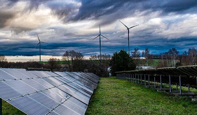 En el futuro previsible, la mayor parte de la energía sin emisiones de carbono que el mundo necesitará será proporcionada por tecnologías existentes: paneles solares, turbinas eólicas y baterías. Foto: Pixabay.