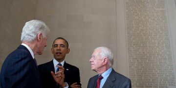 Los Clinton y los Obama son actualmente los jefes de facto de la facción centrista, y Biden y Harris fueron sus designados. Foto: Wikimedia.