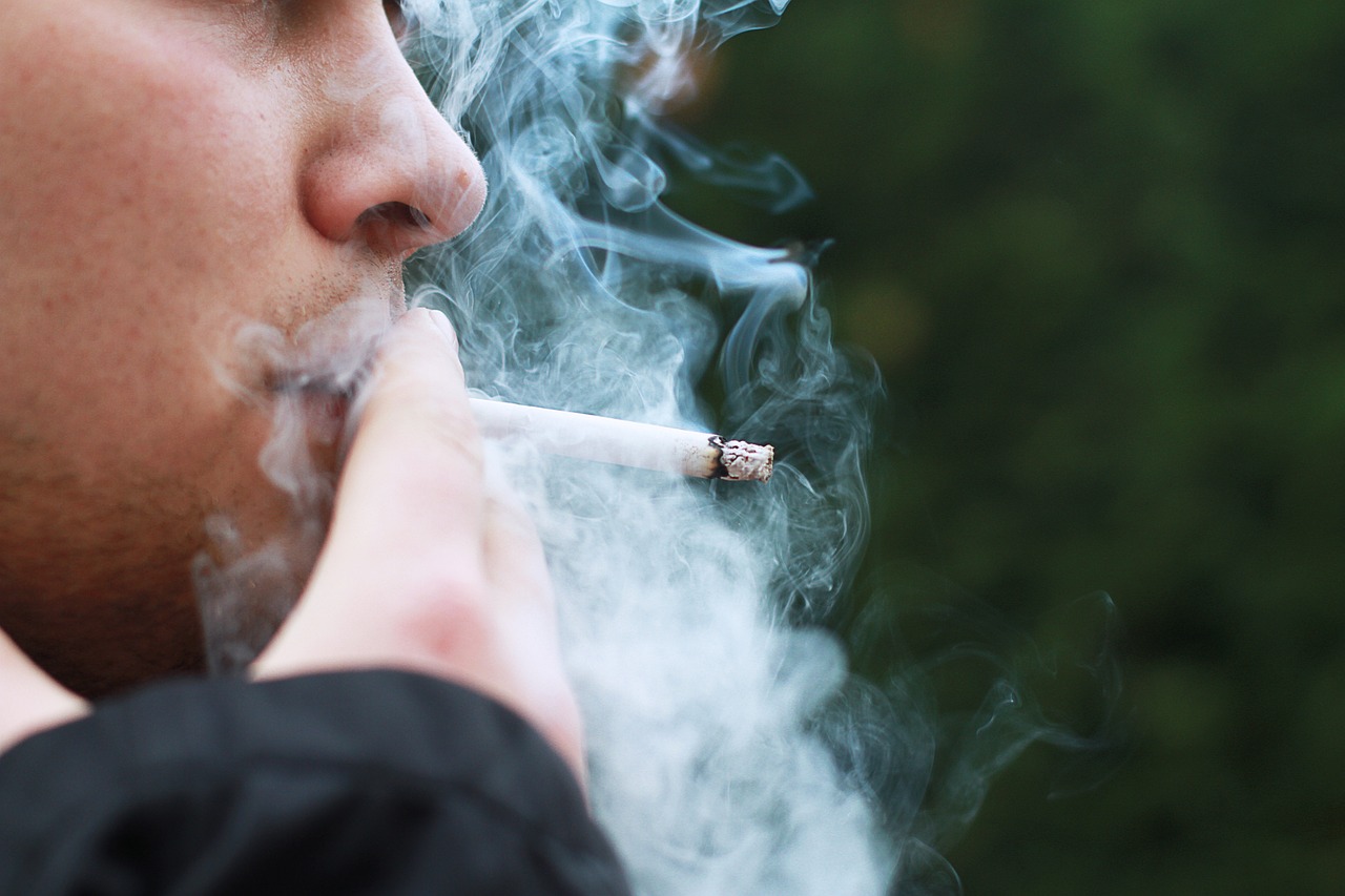 Los hombres deben reducir o eliminar hábitos nocivos, como el tabaquismo (el tabaco es responsable del 25% de todas las muertes por cáncer en el mundo) y el consumo excesivo de alcohol. Foto: Pixabay.