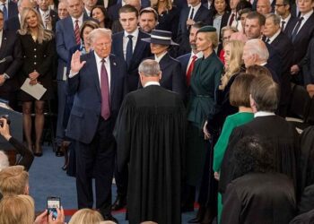 Trump ha dejado en claro que quiere mucho más que un simple cambio de personal o de política en Washington. Su objetivo real, por poco velado que esté, es transformar el sistema estadounidense de una democracia a uno gobernado por los ricos y poderosos. Foto: Wikimedia.