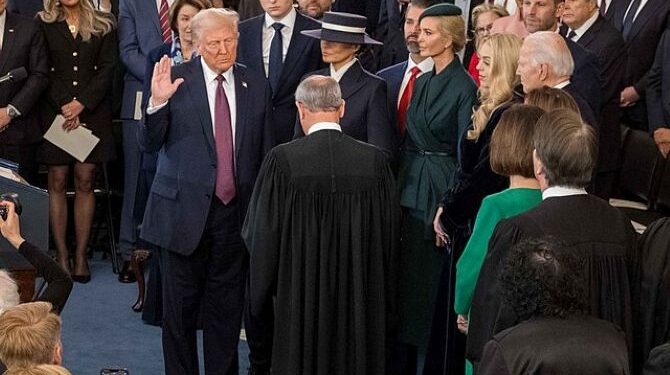 Trump ha dejado en claro que quiere mucho más que un simple cambio de personal o de política en Washington. Su objetivo real, por poco velado que esté, es transformar el sistema estadounidense de una democracia a uno gobernado por los ricos y poderosos. Foto: Wikimedia.