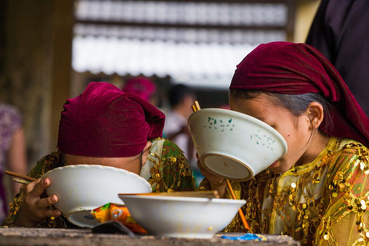 Los programas en la India , Brasil y muchos otros países han demostrado que proporcionar una comida en la escuela mejora la nutrición, permite que los niños aprendan sin los efectos debilitantes del hambre y es la manera más rentable de reducir la pobreza infantil. Foto: Pixabay.